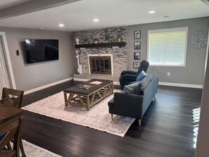 Smart TV, fireplace - Enjoy a stay near Notre Dame! (South Bend)