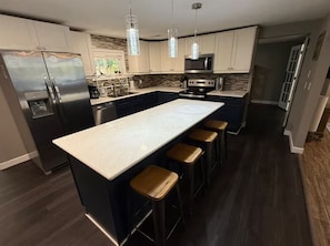 Fridge, microwave, oven, stovetop - Enjoy a stay near Notre Dame! (South Bend)