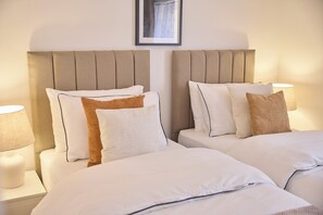 2 bedrooms, iron/ironing board, WiFi, bed sheets - 2 Bedroom London Home Sleeps 4 | Parking, Garden & Fast Links to Central London (London)