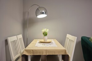 Dining - 2 Bedroom London Home Sleeps 4 | Parking, Garden & Fast Links to Central London (London)