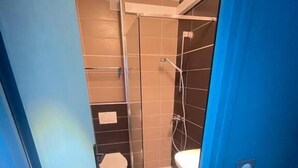 Deluxe Double Room | Bilik Mandi | Pancuran mandi, pengering rambut, tuala disediakan, sabun 