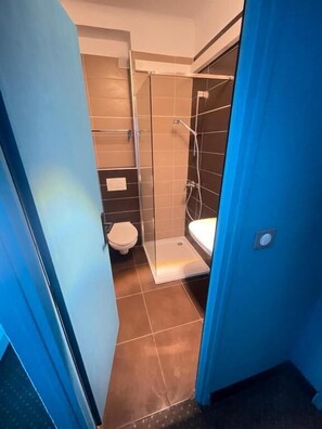 Deluxe Double Room | Bathroom | Shower, hair dryer, towels, soap - hôtel la fregate (Canet-en-Roussillon)