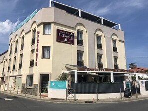 Exterior - hôtel la fregate (Canet-en-Roussillon)
