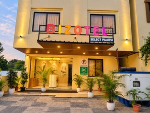 A building with a sign reading 'BIZOTEL SELECT PAARVI' and a parking sign indicating 'OBERMER'S PARKING.' - Bizotel Select Paarvi Vijay Nagar, Indore (Indore)