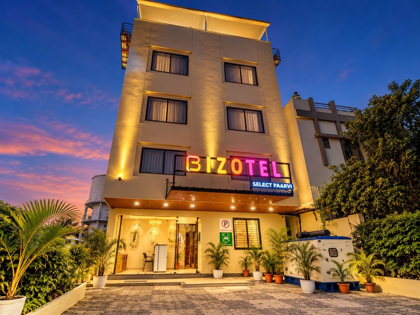 A multi-story hotel with a sign reading 'BIZOTEL SELECT PAARVI'.