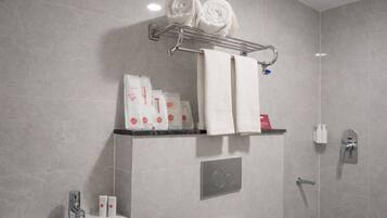 Deluxe Room | Bathroom