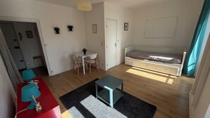 A compact living space with a bed, a small table, a desk, and a chair. - Cozy 1-bedroom studio in nice Angers with AC (Angers)