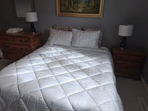 Room - Cozy furnished bedroom in a shared house (Aurora)