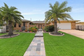 Property grounds - Poolside Paradise- Private Pool + Tiki Bar- Backyard Oasis- Sleeps 8 (Galveston)