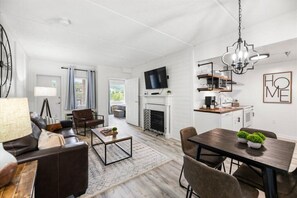 Interior - GT502 Downtown 2 bed/2bath Condo w/Pool and Hot tub! (Gatlinburg)