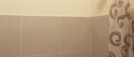 ヘアドライヤー、タオル、石鹸、トイレットペーパー