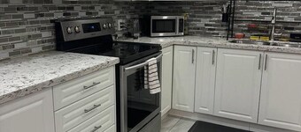 2 bedroom 2 Full Bathroom Renovated Apartment Aprox 1500 Square Feet - Modern
