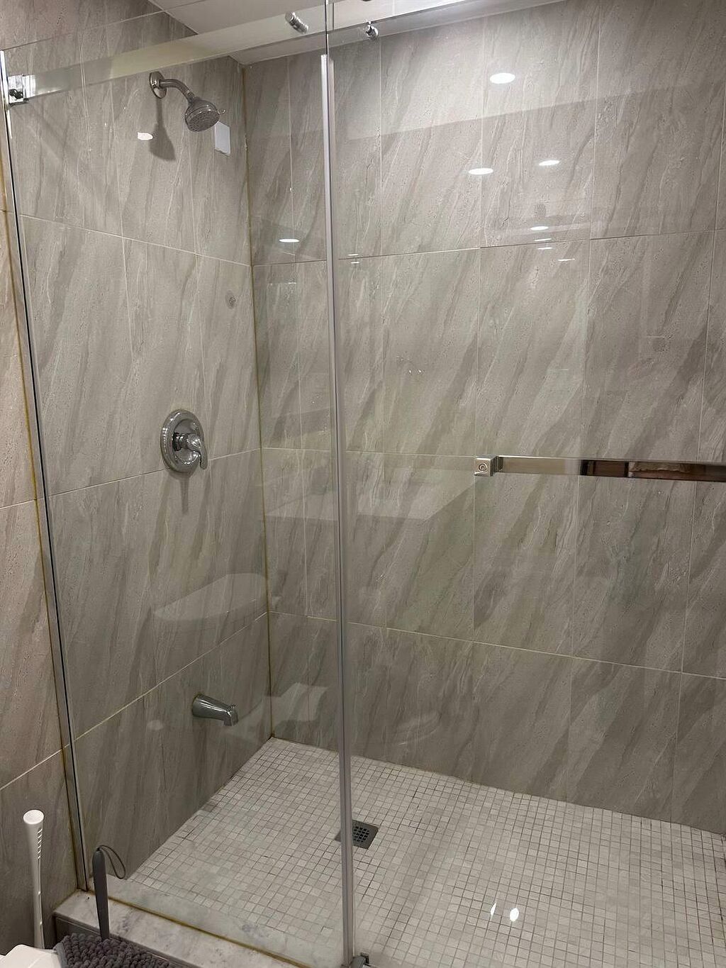 ビデ、タオル、石鹸、トイレットペーパー