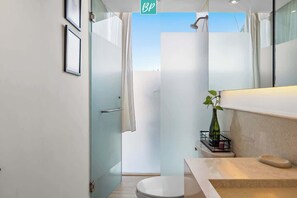 Shower, hair dryer, towels, shampoo - Zantamar 104B: Beachfront Studio Steps to Ocean (Cruz de Huanacaxtle)