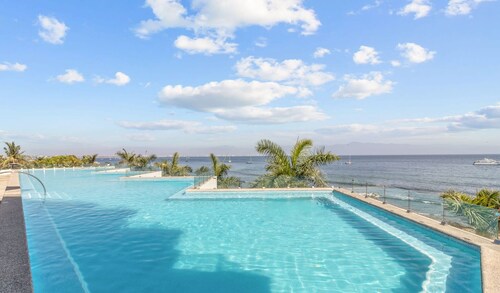 Zantamar 104B: Beachfront Studio Steps to Ocean