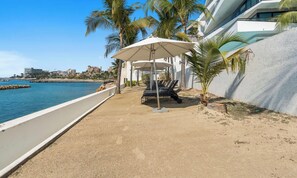 Terrace/patio - Narval: Oceanfront 2BR w Pool + Beach Access (Bucerías)