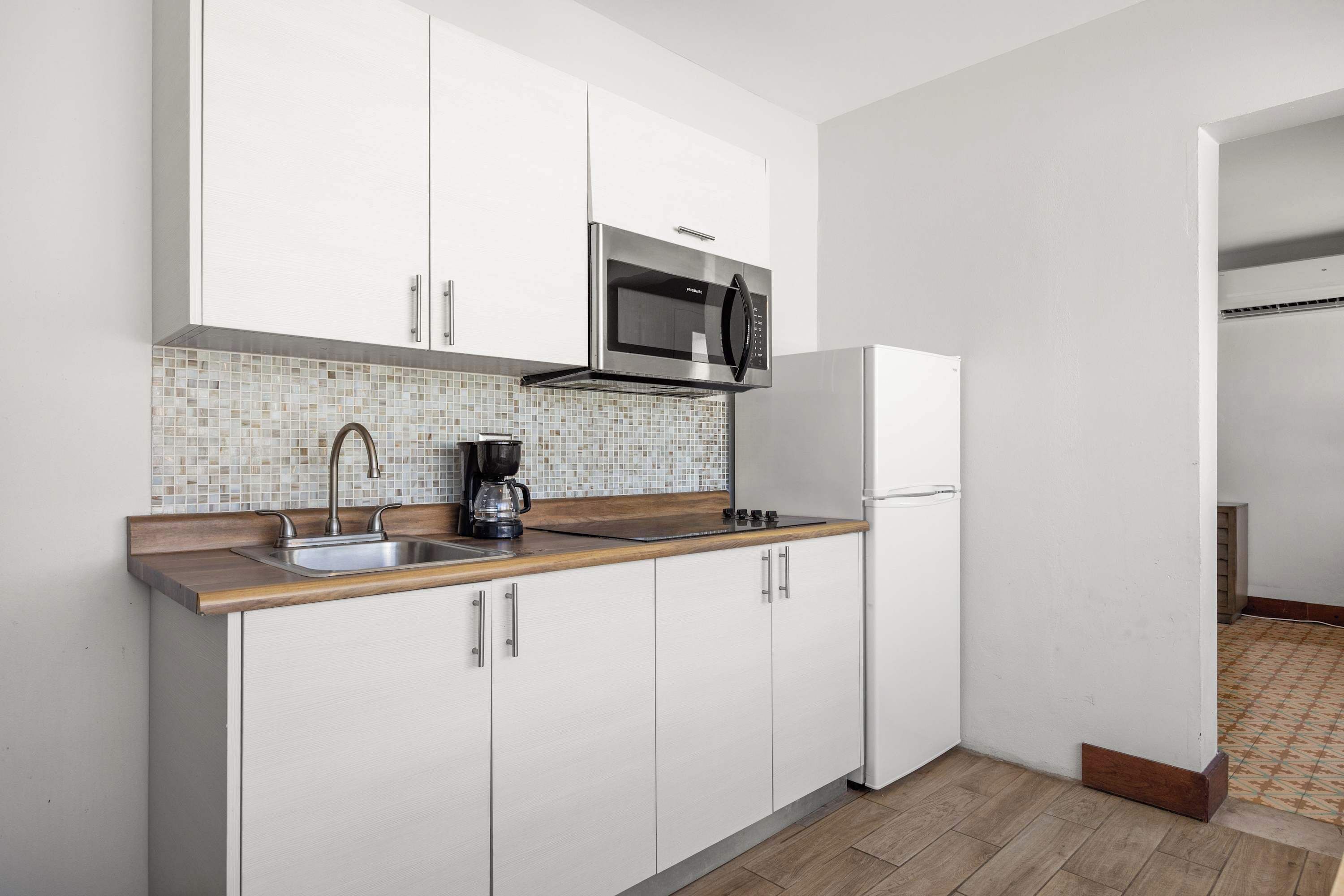 Refrigerador, microondas, parrilla de estufa y cafetera y tetera 