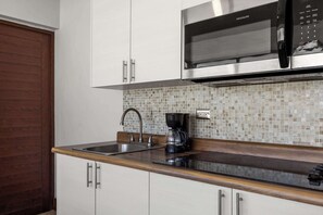 Frigorífico, microondas, placa de cocina y cafetera o tetera