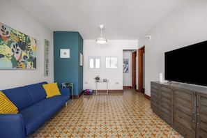 Living area - Great Location | Small Groups | WiFi and AC (San Juan)