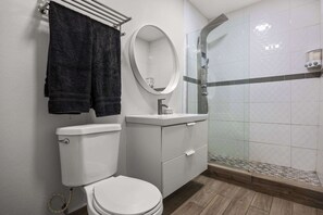 Shower, hair dryer, shampoo - Great Location | Small Groups | WiFi and AC (San Juan)