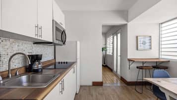Coffee/tea maker, fridge, microwave, stovetop