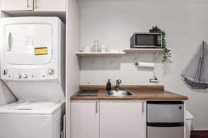 Fridge, microwave, stovetop, coffee/tea maker - Great Location | Small Groups | WiFi and AC (San Juan)