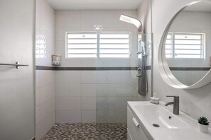 Shower, hair dryer, shampoo - Great Location | Small Groups | WiFi and AC (San Juan)