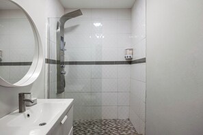Shower, hair dryer, shampoo - Great Location | Small Groups | WiFi and AC (San Juan)