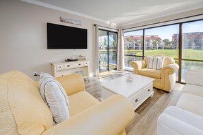 Smart TV - ~1B/2B Adorable Remodeled Edgewater Villa Near Beach & Attractions~ (Panama City Beach)