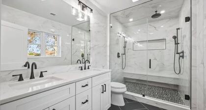 Salt Air Escape Beautiful 4-bedroom house in charming Long Branch