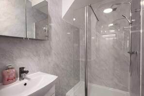 Shower, hair dryer, towels