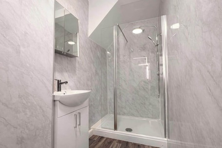 Shower, hair dryer, towels. Stylish 3BR Stay with Garden & Parking
