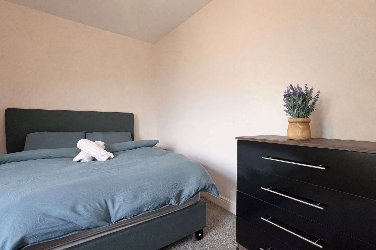 3 slaapkamers, een strijkplank/strijkijzer, wifi, beddengoed