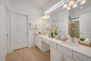 Hair dryer, towels, soap, shampoo - 10BR Resort Villa, 8 Bath, Sleeps 22, Pool, Near Disney (Kissimmee)