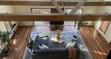 Delightful 4-bedroom Plus House in East Chatham with Pool, Sauna and AC