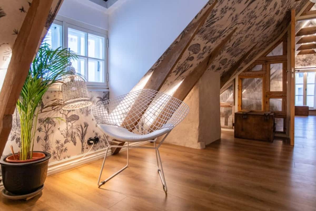 Cubrecamas, tabla de planchar con plancha, wifi gratis y ropa de cama 