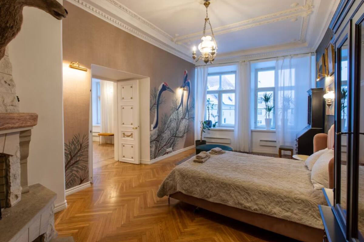 Cubrecamas, tabla de planchar con plancha, wifi gratis y ropa de cama 