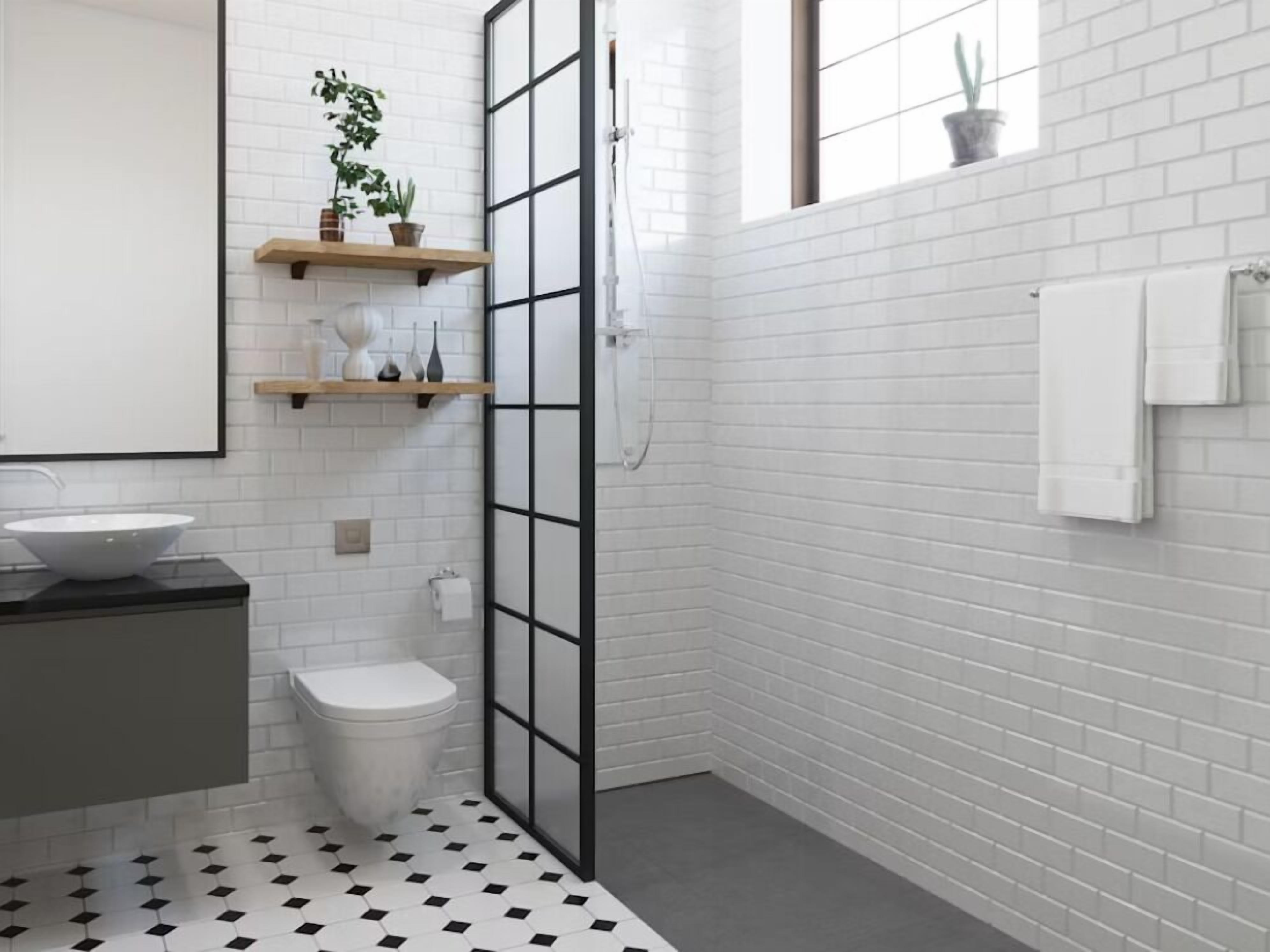 Um banheiro com parede de azulejos brancos, piso quadriculado em preto e branco, vaso sanitário, pia com cuba branca, prateleiras de madeira com plantas e um porta-toalhas.