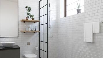 Um banheiro com parede de azulejos brancos, piso quadriculado em preto e branco, vaso sanitário, pia com cuba branca, prateleiras de madeira com plantas e um porta-toalhas.