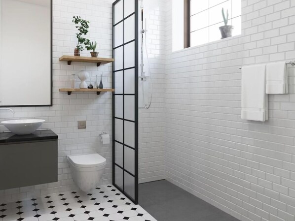 Une salle de bain avec un mur recouvert de carreaux blancs, un sol à carreaux noirs et blancs, des toilettes, un lavabo avec un bac blanc, des étagères en bois ornées de plantes et un porte-serviettes.