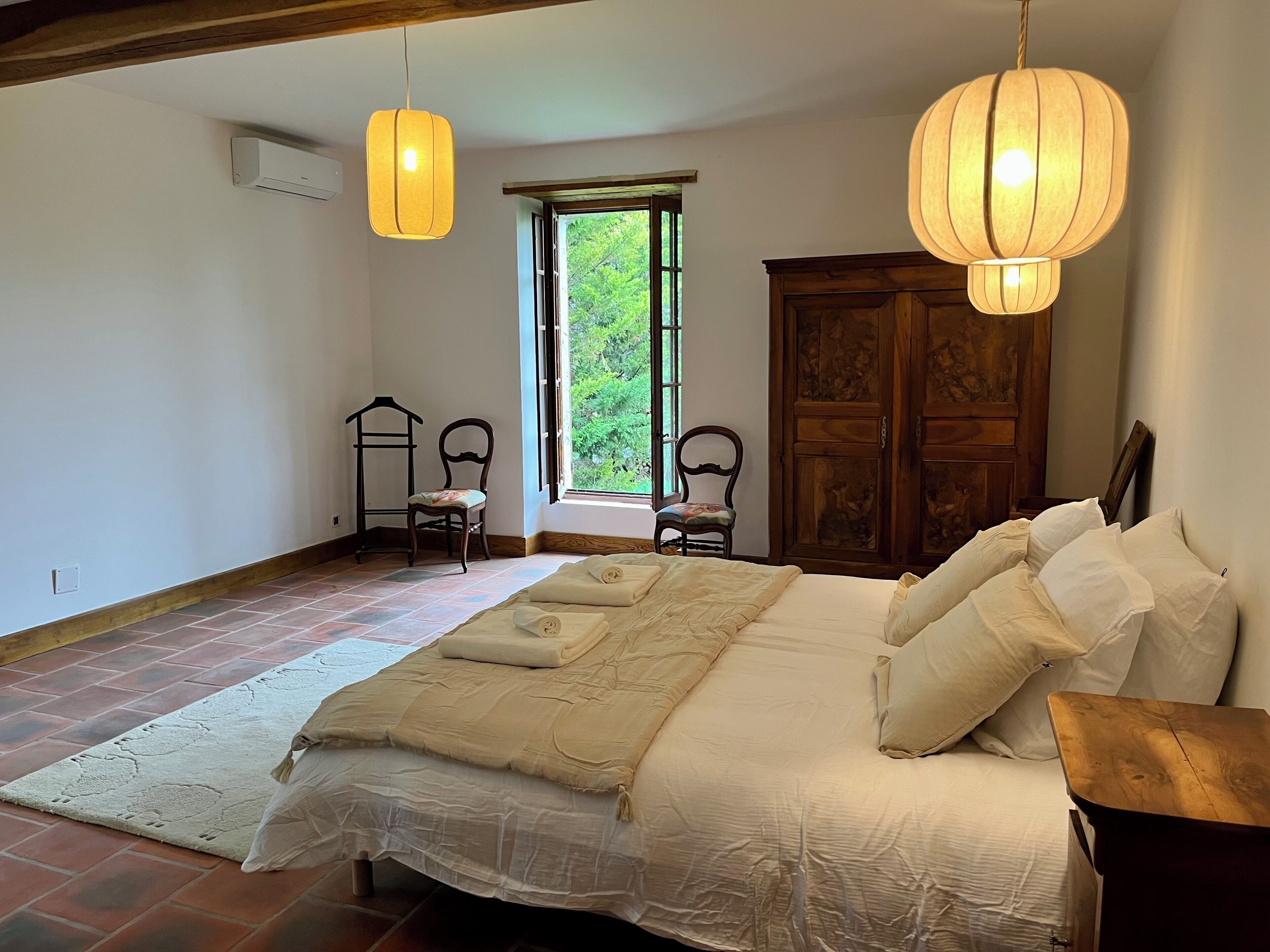 6 chambres, fer et planche à repasser, Wi-Fi, draps fournis