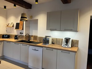 Private kitchen - Family house 14pers, air conditioning, swimming pool and wifi (Laplume)