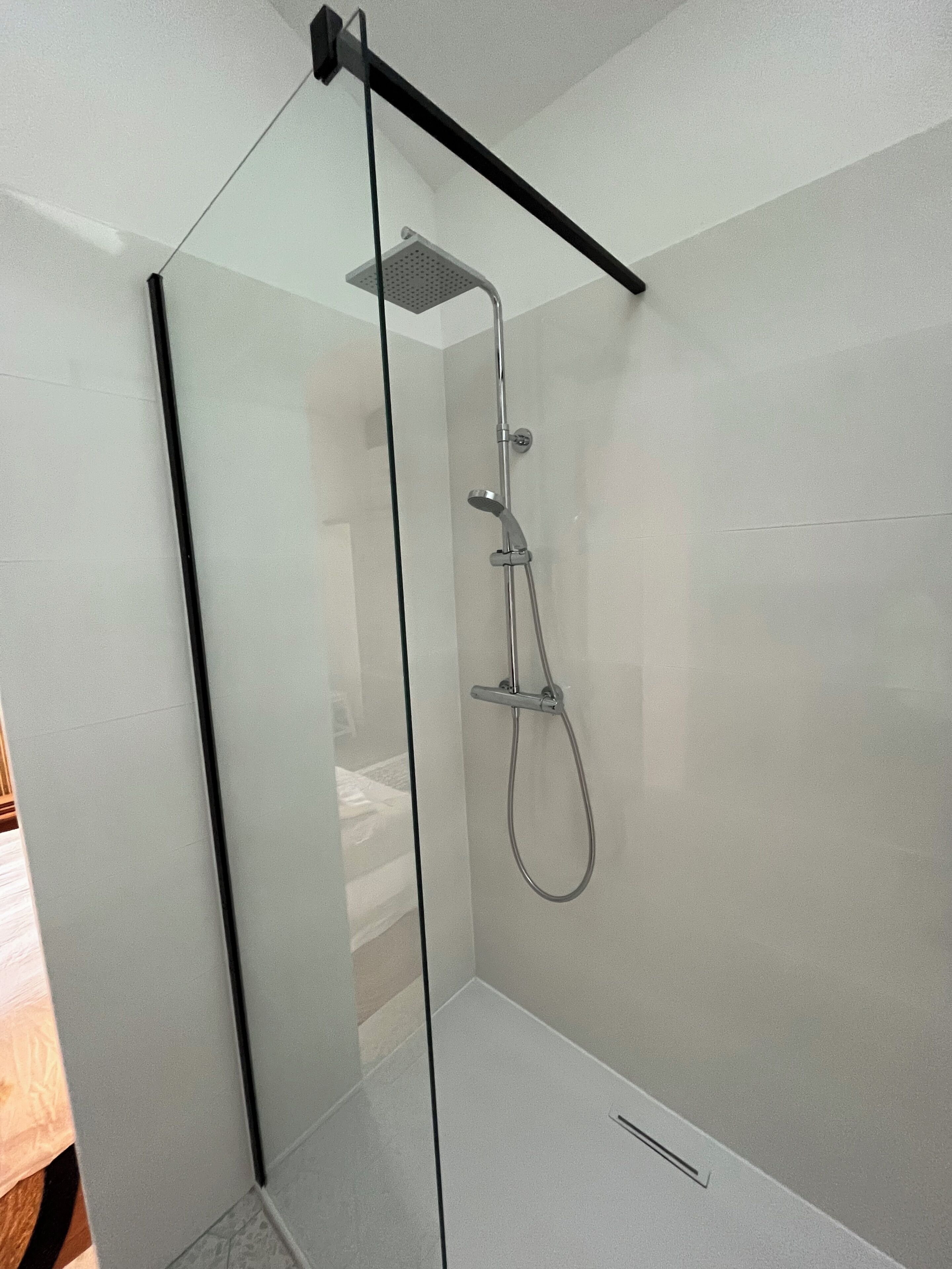 Douche, serviettes fournies, papier toilette