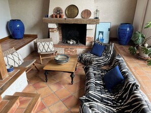 TV, fireplace