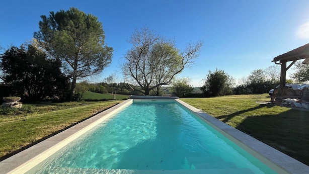 A rectangular swimming pool with clear water, surrounded by a grassy area and trees. - Family house 14pers, air conditioning, swimming pool and wifi (Laplume)