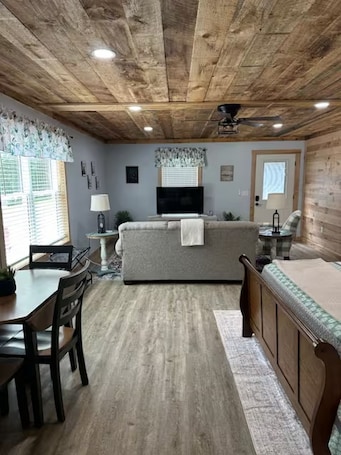 Smart TV, fireplace. Cute, Quaint and Comfortable!