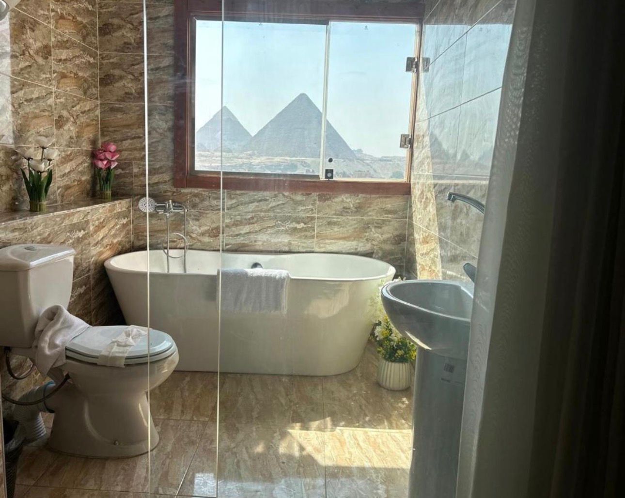 Spacious 9-bedroom Hotel In Charming Giza Governorate With Ac - Egipto