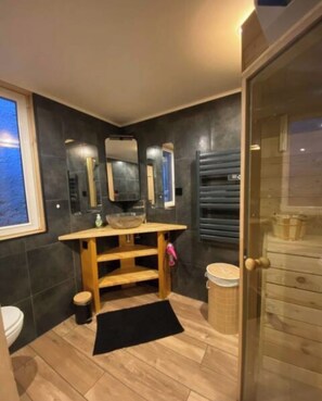 Douche, sèche-cheveux, serviettes fournies, savon