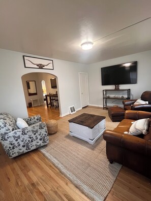 Living area - Cozy & Convenient Casper Stay (Casper)