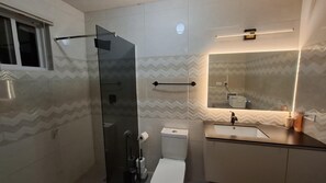 Ducha, secador de pelo, toallas, papel higiénico